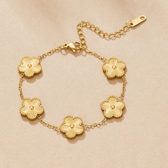 Golden Clover Bracelet - Picture 5 of 6